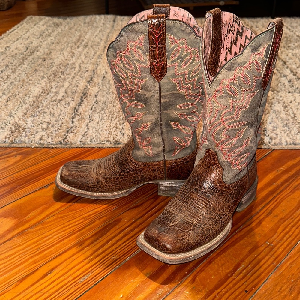 Ariat Women’s cowboy boots size 8B. Lightly worn.